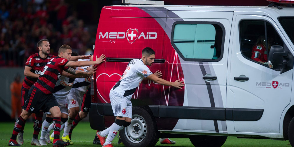 Ada-ada Aja, Mobil Ambulans Ini Malah Mogok di Tengah Stadion Sepak Bola thumbnail